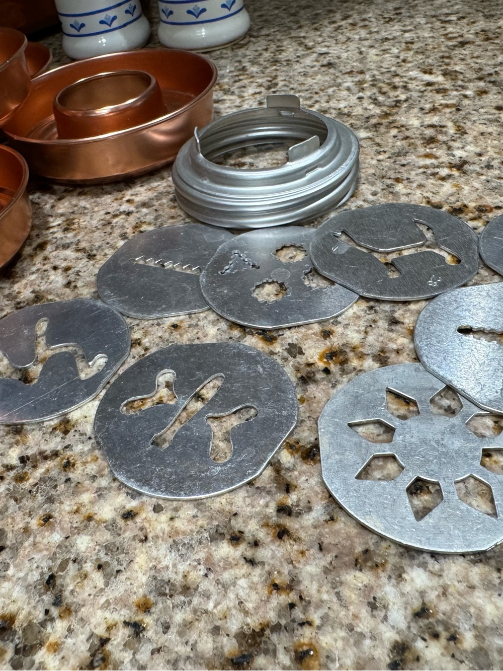 Vintage copper kitchen bundle: salt & pepper, molds & cookie press - Picture 13 of 16